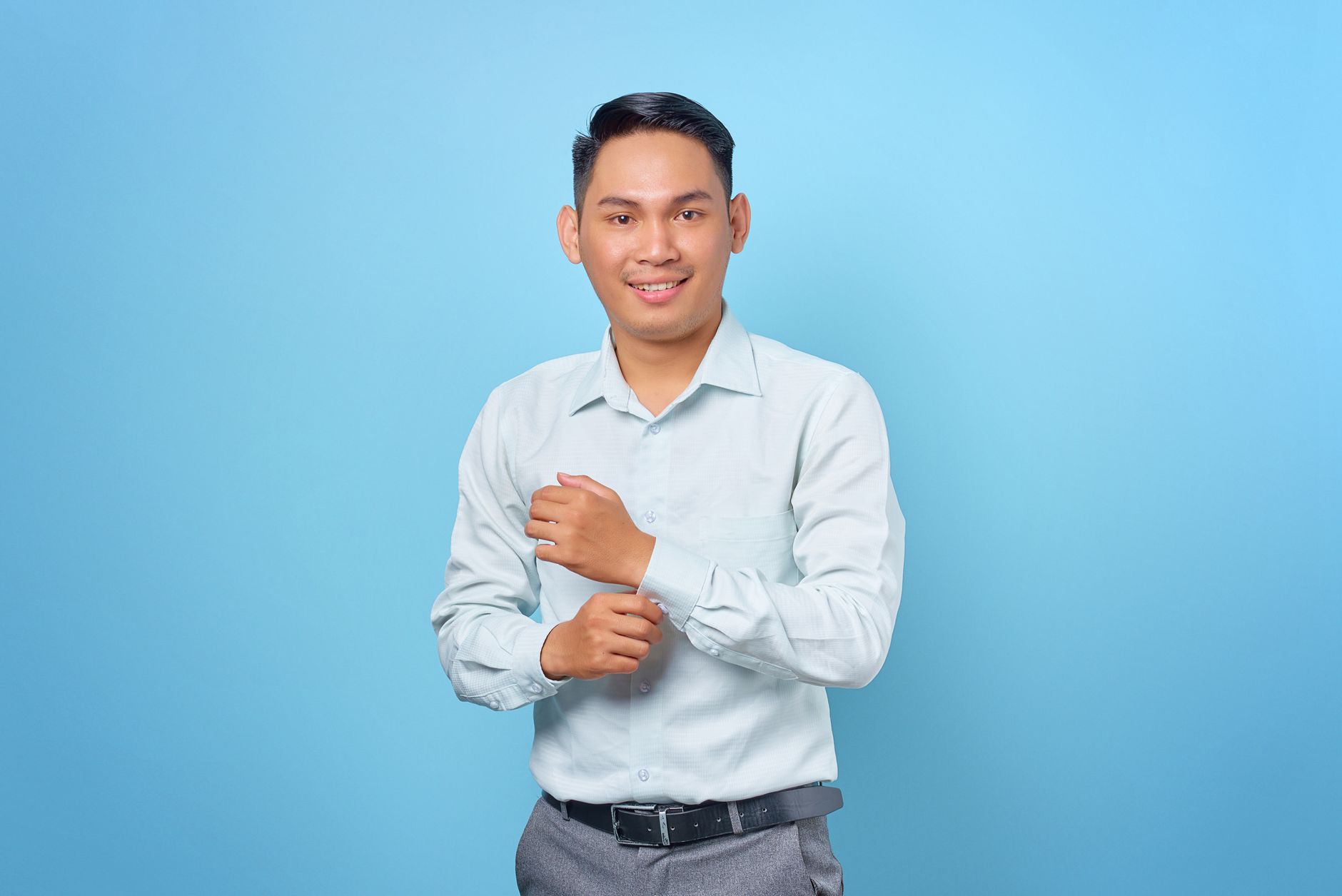 Man wearing a light blue oxford shirt, chinos and brown leather shoes for business casual