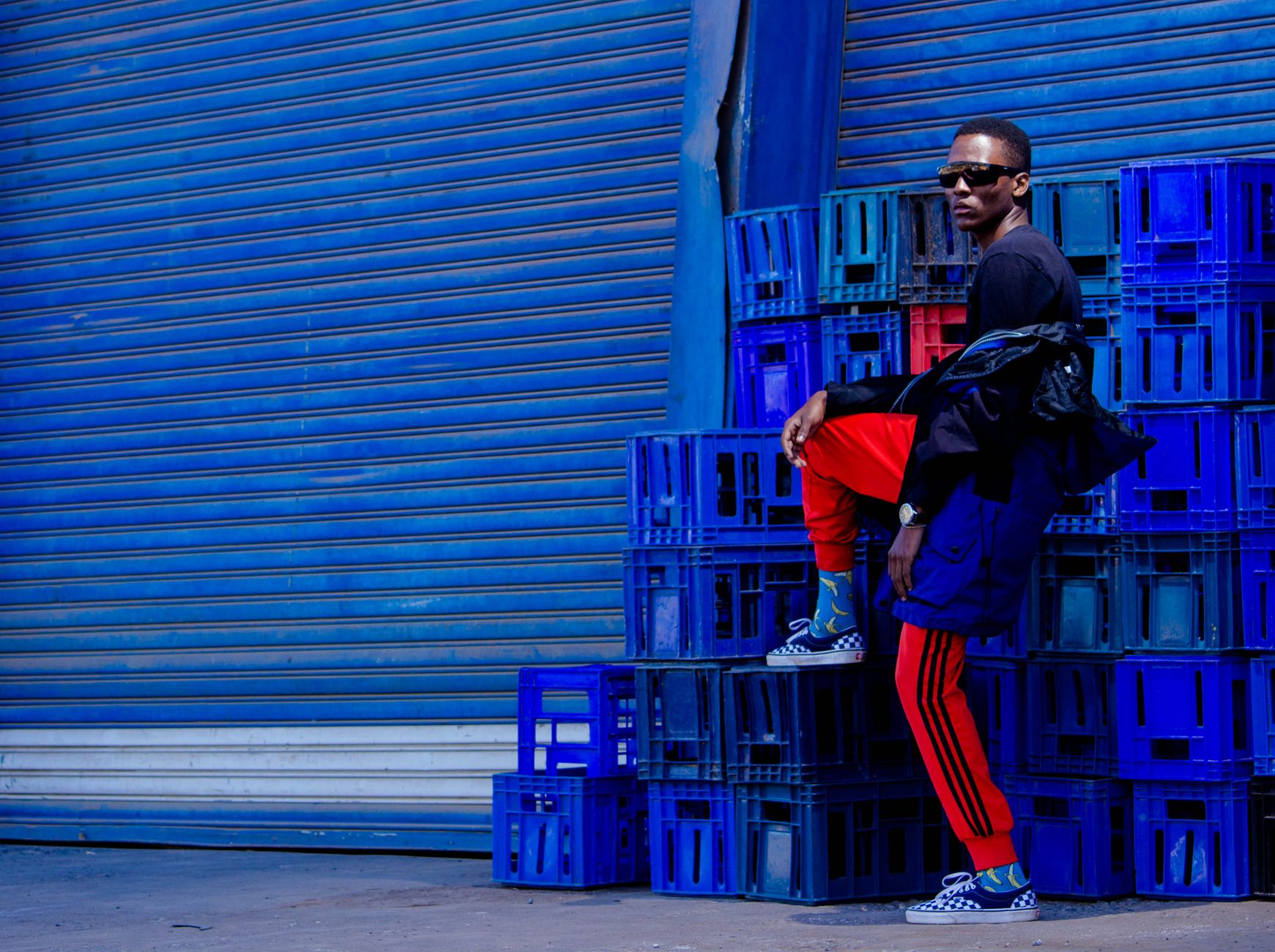 Streetwear look with black cargo pants, oversized hoodie and chunky sneakers