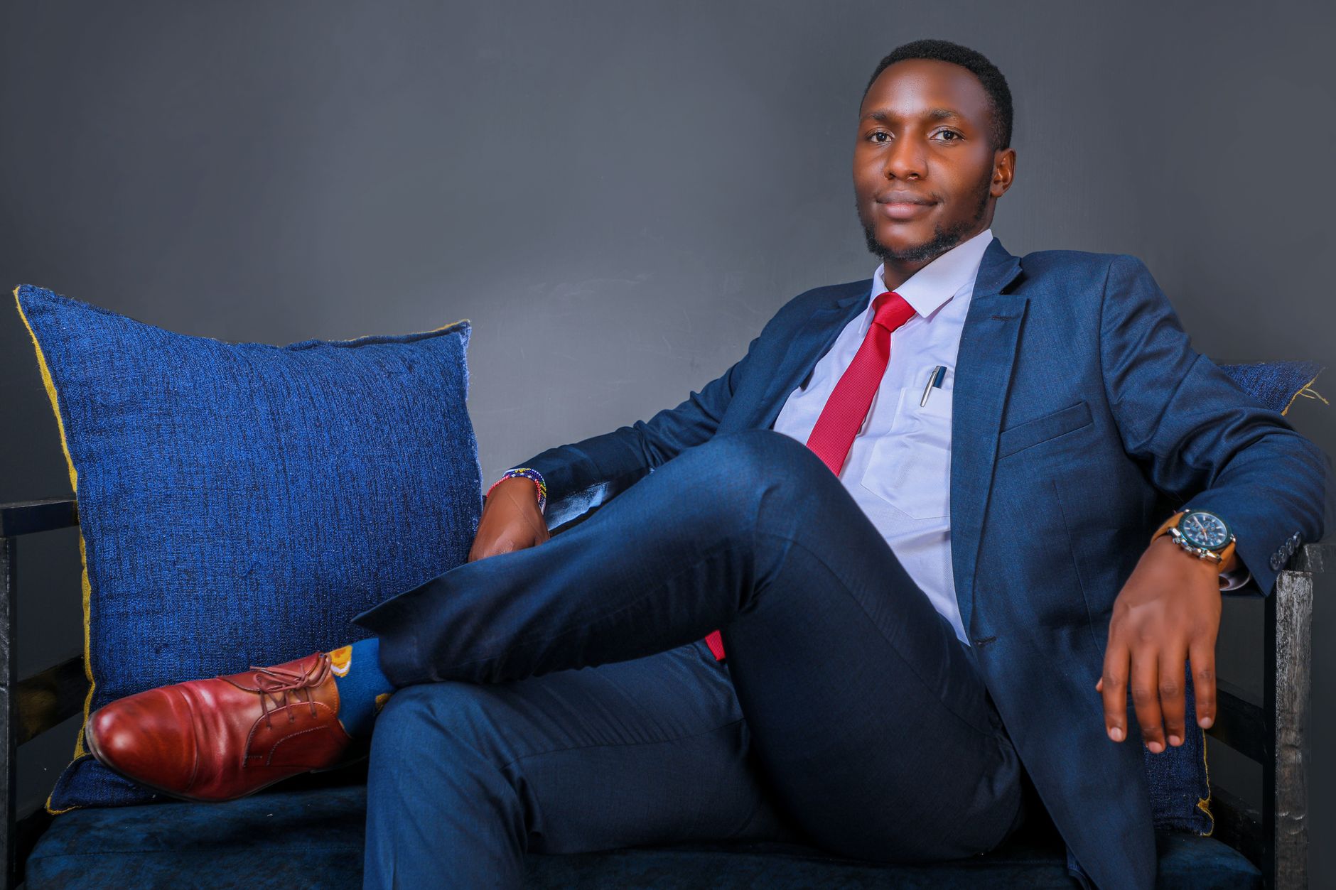 Man wearing a tailored navy business suit with a silk tie