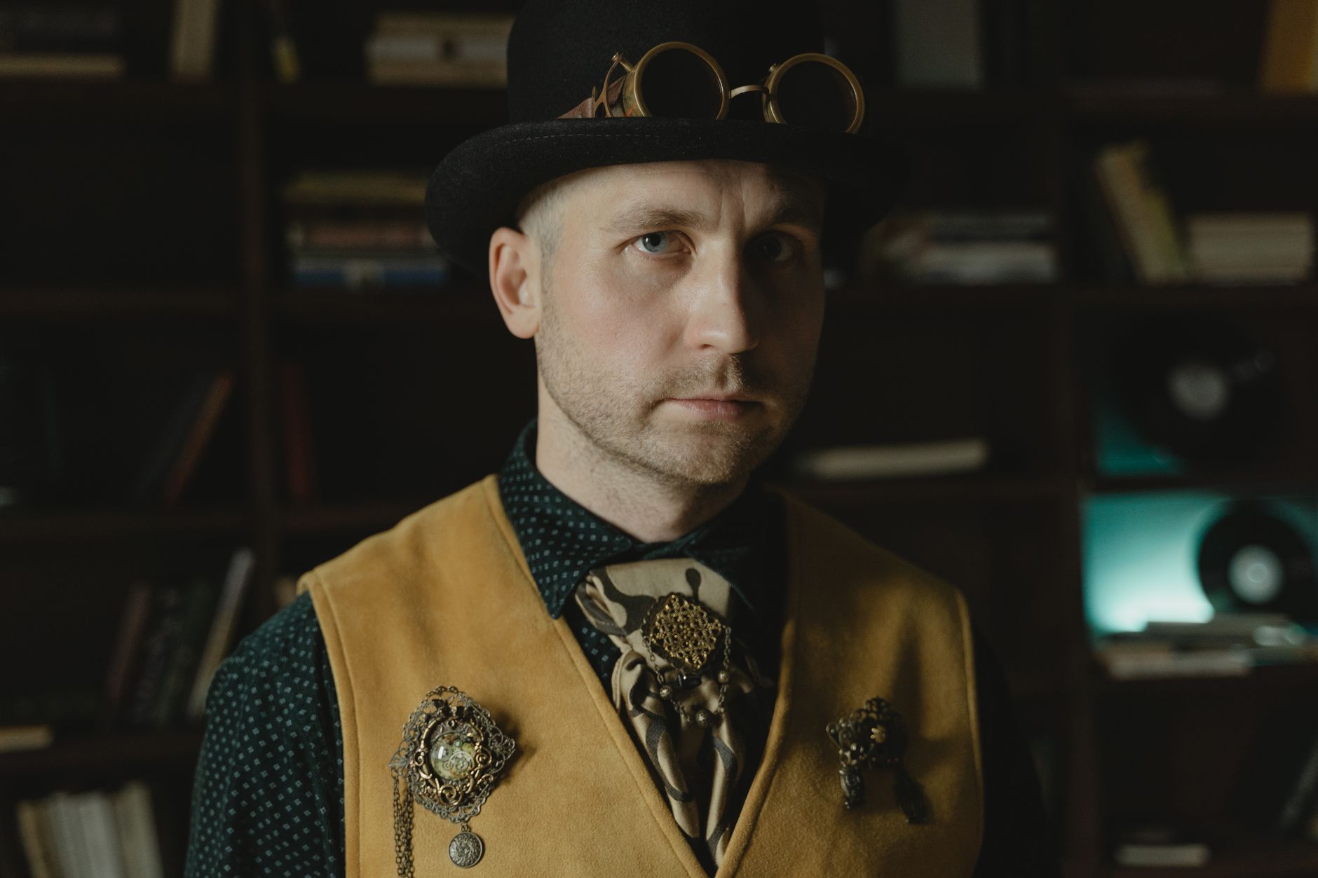Steampunk detective costume with tweed coat, bowler hat and brass magnifier