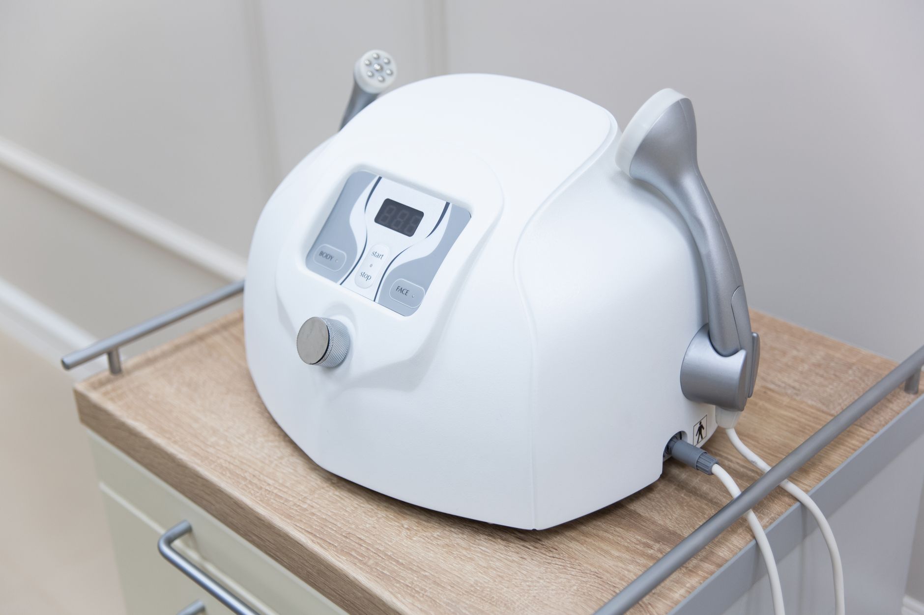Portable body contouring device on a trolley in a treatment room