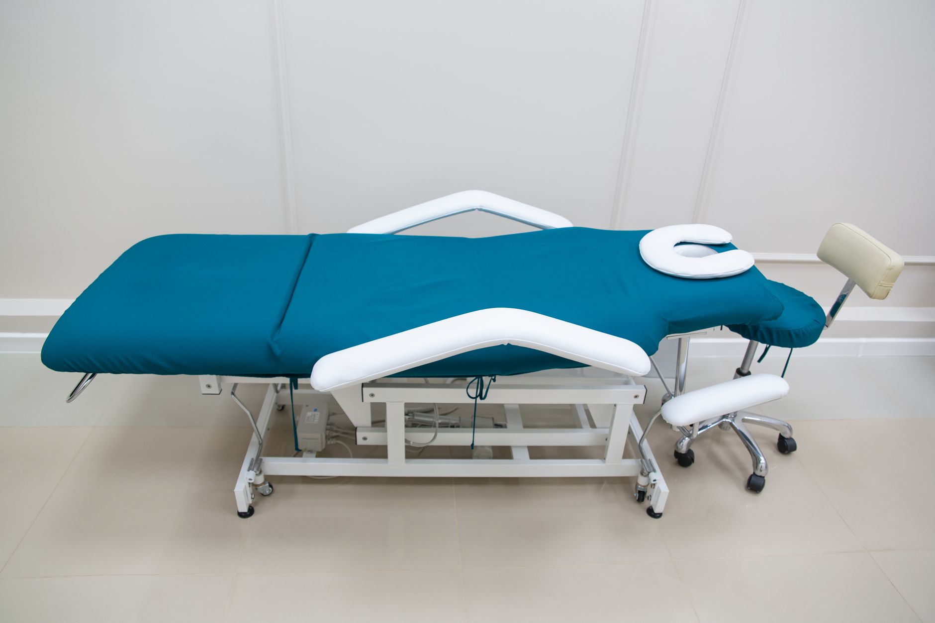Entry level EMS body shaping machine in a small treatment room