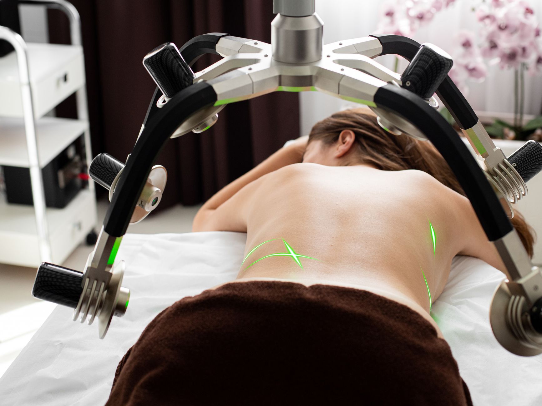 Professional cryolipolysis body contouring machine and applicators in a treatment room
